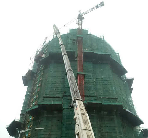 宜章吊车在工地上作业